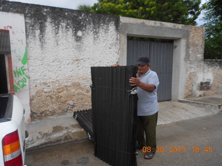 Entregan láminas para la reconstrucción de vivienda en Tizimín Entregan láminas para la reconstrucción de vivienda en Tizimín
