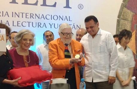 Recibe el premio excelencia en las letras José Emilio Pacheco el escritor, Fernando del Paso Recibe el premio excelencia en las letras José Emilio Pacheco el escritor, Fernando del Paso