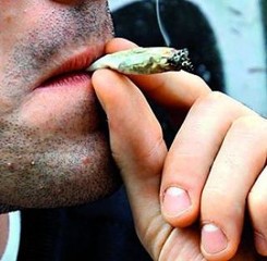 Vecinos de la colonia Nueva Mayapán hartos de pandilleros que se sienten dueños de la calle. Vecinos de la colonia Nueva Mayapán hartos de pandilleros que se sienten dueños de la calle.