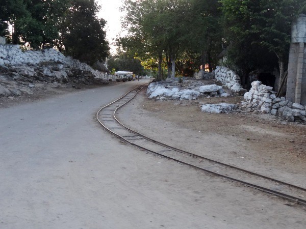 Continúa el despojo de rieles en Cuzamá Continúa el despojo de rieles en Cuzamá