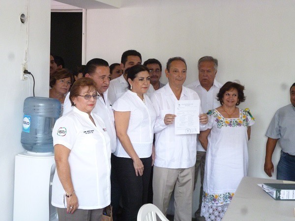 Jorge Vales registra su planilla ante el IEPAC Jorge Vales registra su planilla ante el IEPAC