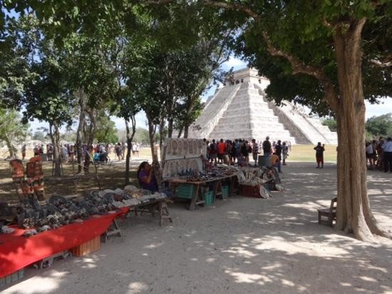 Ambulantes de Chichen Itzá no venden lo que realmente se piensa Ambulantes de Chichen Itzá no venden lo que realmente se piensa