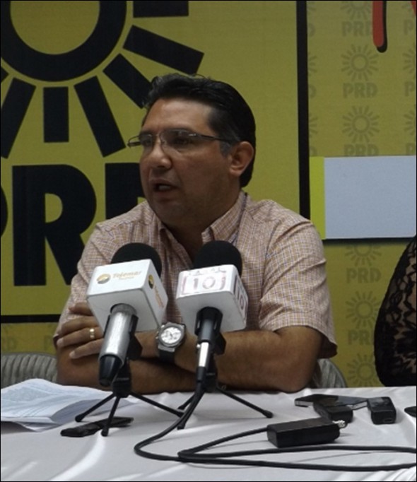 Los partidos chicos sólo buscan mantener su registro "afiliándose" al PRI Los partidos chicos sólo buscan mantener su registro "afiliándose" al PRI