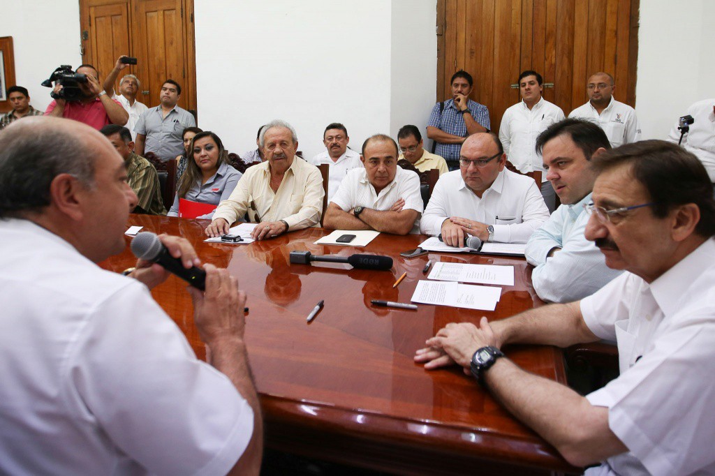 Entrega el Gobierno del Estado apoyos por 13.3 mdp a concesionarios del transporte Entrega el Gobierno del Estado apoyos por 13.3 mdp a concesionarios del transporte
