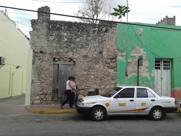 A punto de derrumbarse un edificio en el centro de Tizimín A punto de derrumbarse un edificio en el centro de Tizimín