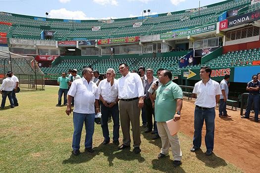 Supervisa el gobernador trabajos en el centro acuático del complejo deportivo “Kukulcán” Supervisa el gobernador trabajos en el centro acuático del complejo deportivo “Kukulcán”