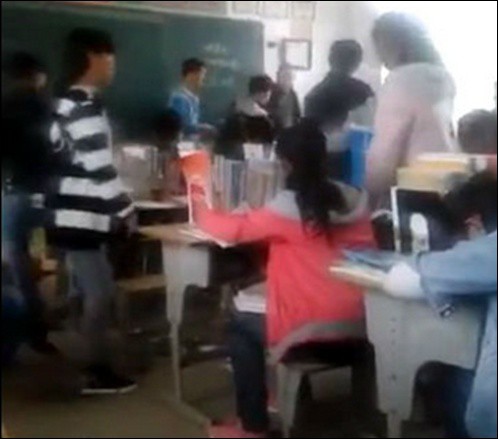 Profesor golpea a su alumna en el aula de clases Profesor golpea a su alumna en el aula de clases