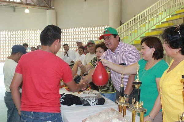 Atletas reciben material deportivo del ayuntamiento de Tizimín Atletas reciben material deportivo del ayuntamiento de Tizimín