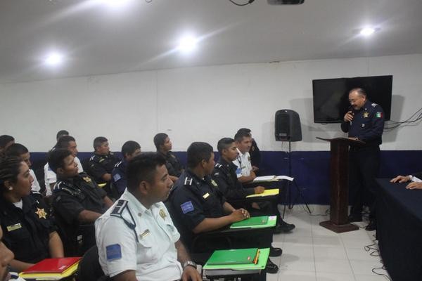 Policías municipales concluyen curso de inglés Policías municipales concluyen curso de inglés