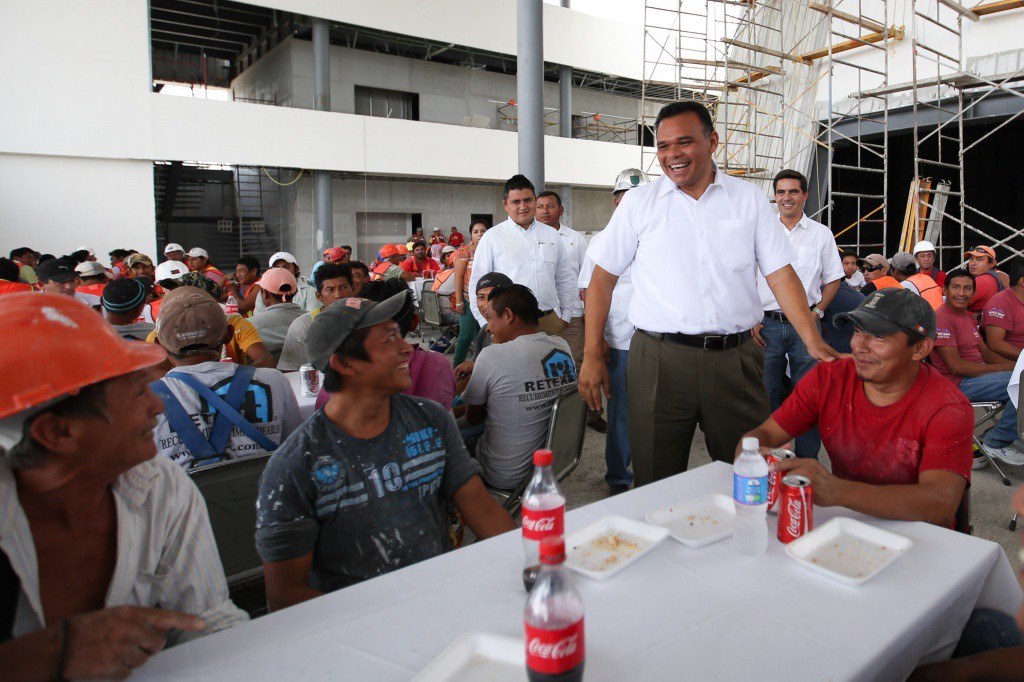 El Gobernador celebra con albañiles el Día de la Santa Cruz El Gobernador celebra con albañiles el Día de la Santa Cruz
