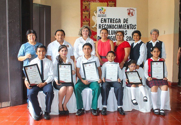 Ayuntamiento de Valladolid reconoce desempeño de seis estudiantes Ayuntamiento de Valladolid reconoce desempeño de seis estudiantes