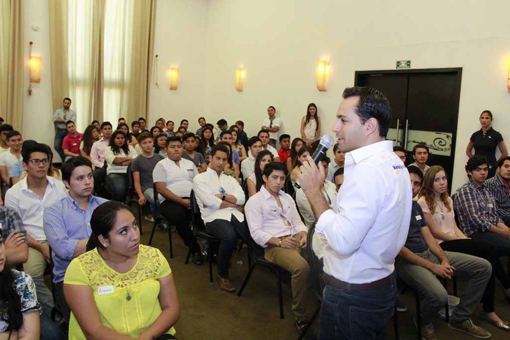 Jóvenes interesados en propuesta de transporte de Mauricio Vila Jóvenes interesados en propuesta de transporte de Mauricio Vila