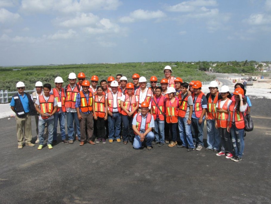 Universitarios realizan visita técnica en el distribuidor vial de acceso al puerto de progreso Universitarios realizan visita técnica en el distribuidor vial de acceso al puerto de progreso