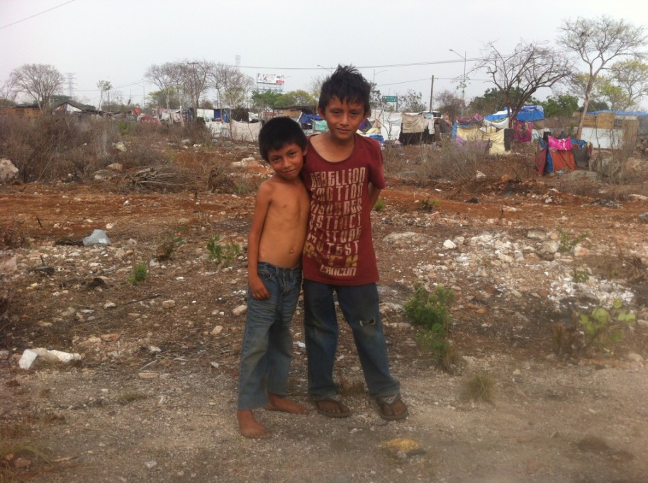 Unos 120 niños, entre los paracaidistas en el sur del sur profundo Unos 120 niños, entre los paracaidistas en el sur del sur profundo
