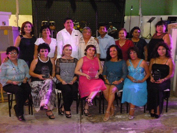 Maestros de Tizimín celebran su día con cena y baile Maestros de Tizimín celebran su día con cena y baile