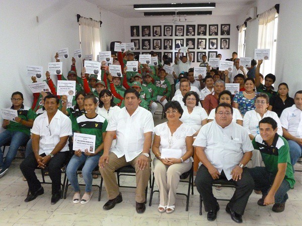 Ayuntamiento de Tizimín reconoce a deportistas locales Ayuntamiento de Tizimín reconoce a deportistas locales