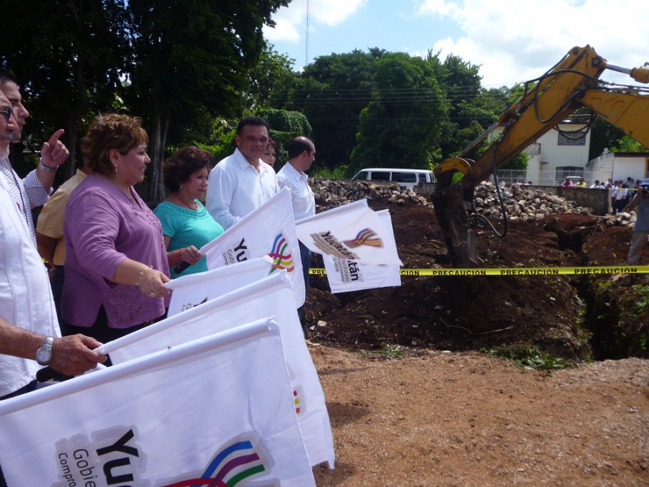 TIZIMIN: Gobernador preside banderazos de construcción de calles y un laboratorio. TIZIMIN: Gobernador preside banderazos de construcción de calles y un laboratorio.