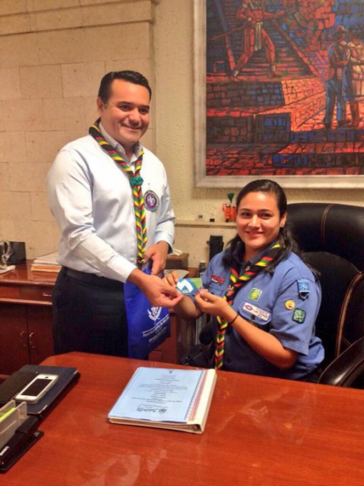 Entregan alcaldía por un día a joven scout Entregan alcaldía por un día a joven scout