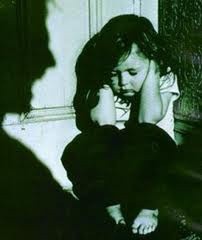 La violencia domestica suele enseñar a los niños a resolver los problemas con más violencia La violencia domestica suele enseñar a los niños a resolver los problemas con más violencia