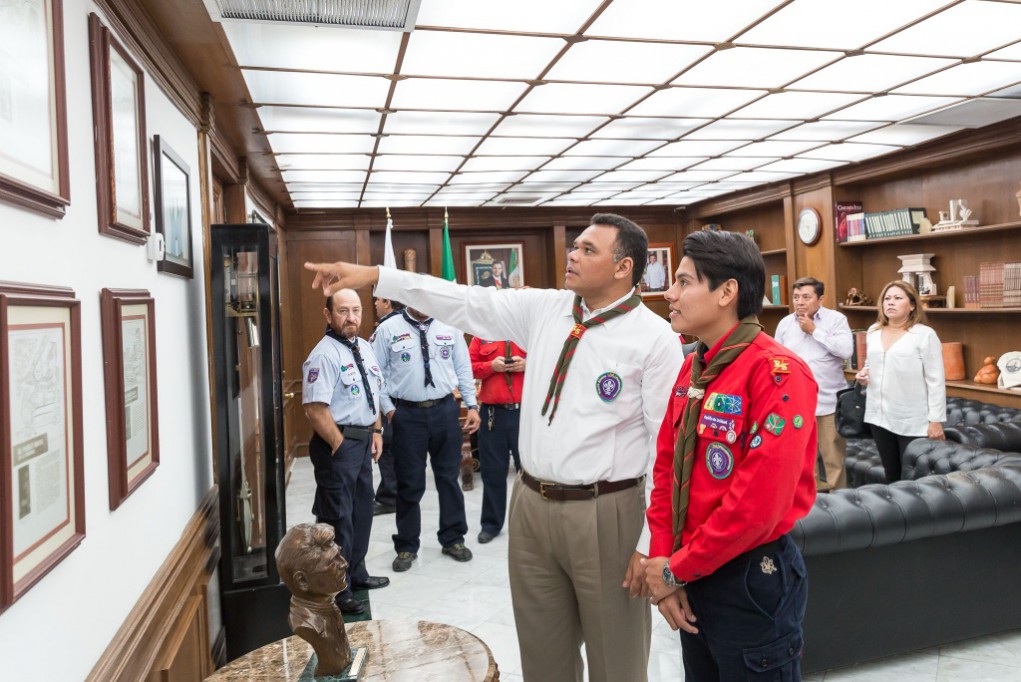 Joven scout toma posesión como Gobernador por un día Joven scout toma posesión como Gobernador por un día