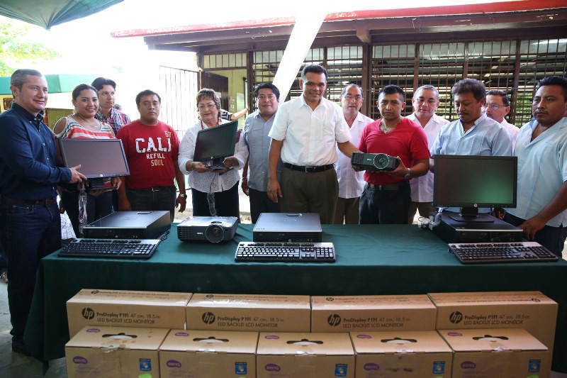 Se instalaron computadoras, proyectores y pantallas en planteles educativos del Estado. Se instalaron computadoras, proyectores y pantallas en planteles educativos del Estado.