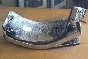 Un dispositivo iphone evitó que su propietario recibiera un golpe de alto impacto Un dispositivo iphone evitó que su propietario recibiera un golpe de alto impacto