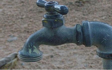 Desde hace semana y media, todo un fraccionamiento vive sin agua potable Desde hace semana y media, todo un fraccionamiento vive sin agua potable