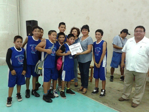 Premian en Tizimín a equipos de basquetbolistas Premian en Tizimín a equipos de basquetbolistas
