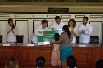 Entregan apoyos económicos a beneficiarios de la SEDESOL Entregan apoyos económicos a beneficiarios de la SEDESOL