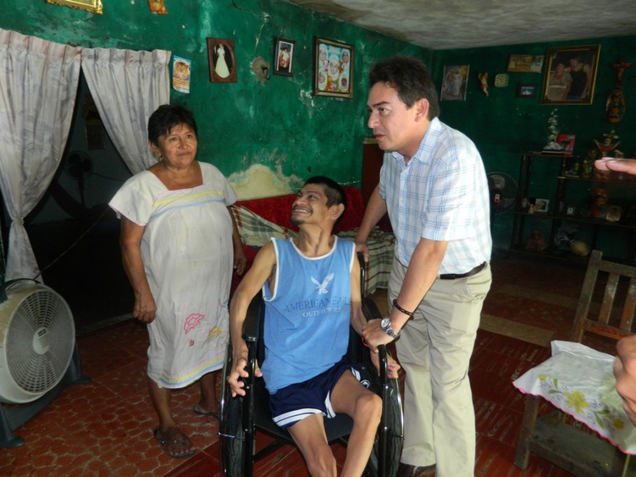 El senador Daniel Ávila Ruiz entregó silla de ruedas a persona que padece de parálisis cerebral en la localidad de Hunucmá, Yucatán. El senador Daniel Ávila Ruiz entregó silla de ruedas a persona que padece de parálisis cerebral en la localidad de Hunucmá, Yucatán.