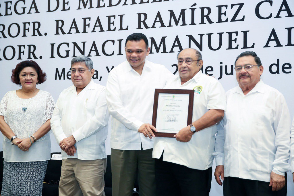 Entrega el gobernador medallas al mérito docente Entrega el gobernador medallas al mérito docente