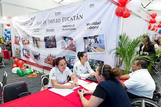Llegan a la feria del empleo con la ilusión a cuestas de mejorar su vida Llegan a la feria del empleo con la ilusión a cuestas de mejorar su vida