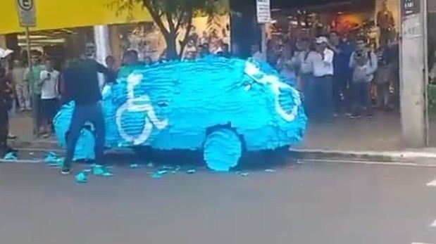 En youtube, circula un vídeo en el cual se castiga a un hombre por estacionarse en la zona de discapacitados En youtube, circula un vídeo en el cual se castiga a un hombre por estacionarse en la zona de discapacitados