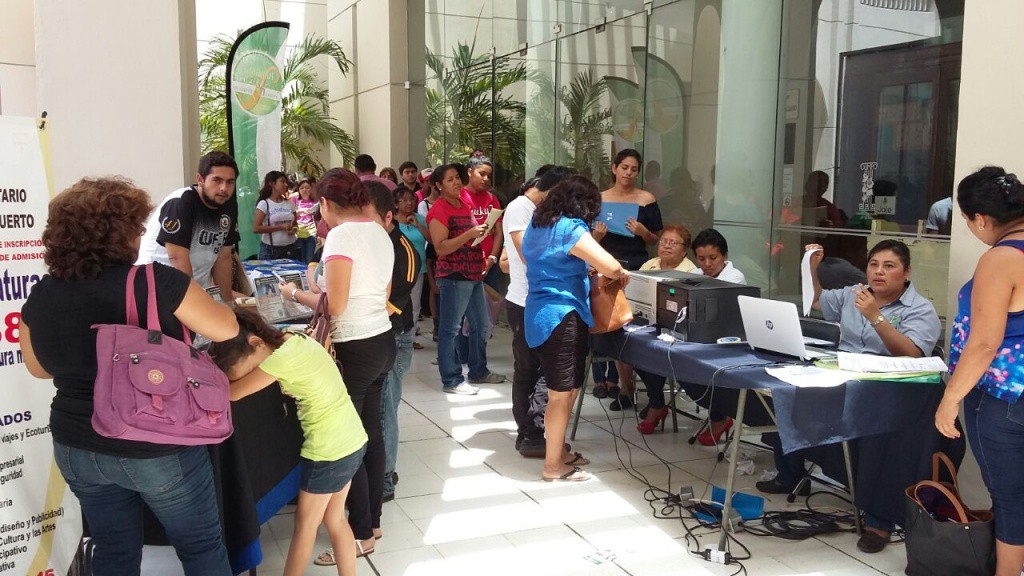 Dio inició la feria de becas de descuentos de escuelas particulares 2015 Dio inició la feria de becas de descuentos de escuelas particulares 2015