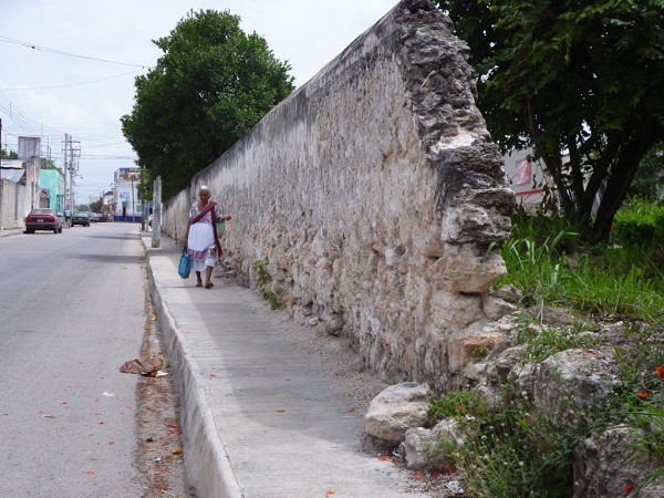 A punto de desplomarse un muro en el centro de Tizimín A punto de desplomarse un muro en el centro de Tizimín