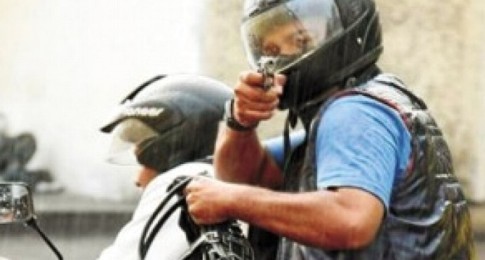 Motociclista armado asalta automovilistas Motociclista armado asalta automovilistas
