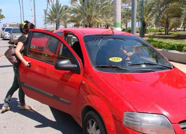 Denuncian taxis piratas en Tizimín Denuncian taxis piratas en Tizimín