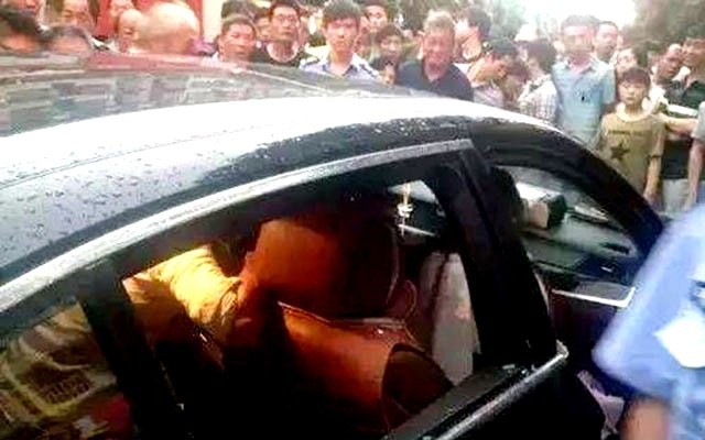 Bebé se queda encerrado en un BMW Bebé se queda encerrado en un BMW