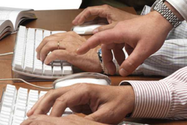 Oficinistas, esclavos a la Internet que los atonta Oficinistas, esclavos a la Internet que los atonta
