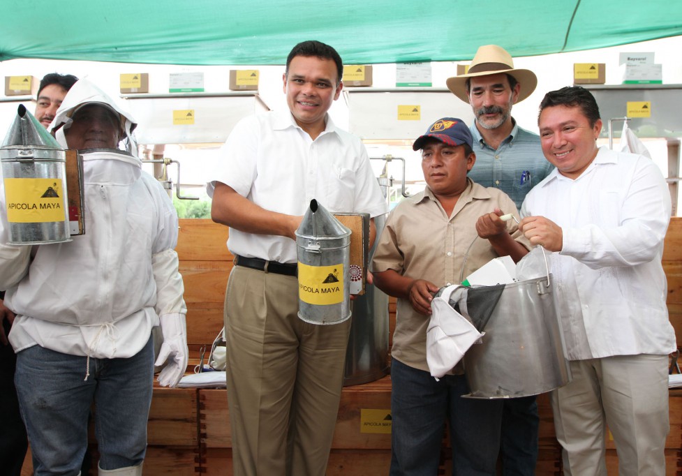 Equipos e insumo para respaldar a productores apícolas Equipos e insumo para respaldar a productores apícolas