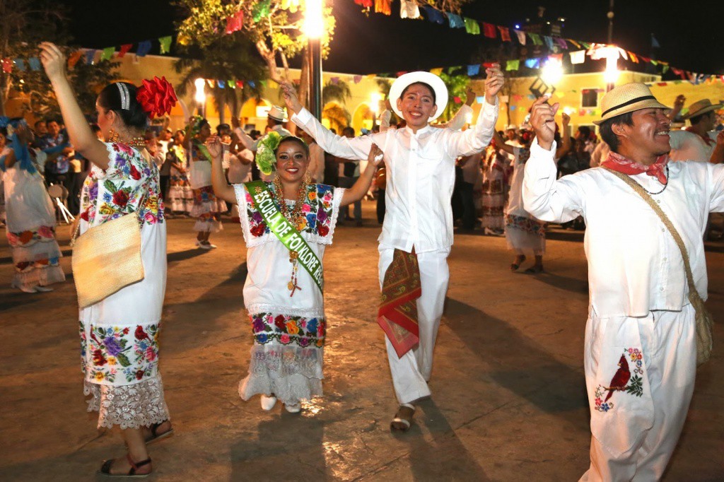 Tradiciones y costumbres yucatecas a E.U. Tradiciones y costumbres yucatecas a E.U.
