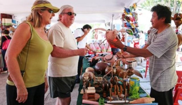 Feria de las Artesanías en el Parque de Santa Ana Feria de las Artesanías en el Parque de Santa Ana