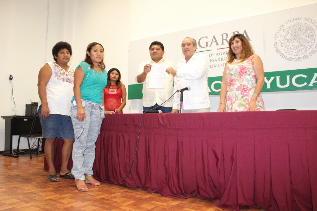 Entregan apoyos en núcleos agrarios Entregan apoyos en núcleos agrarios