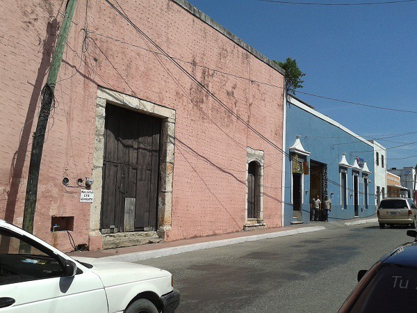 Por caerse dos postes de Telmex en centro de Valladolid Por caerse dos postes de Telmex en centro de Valladolid