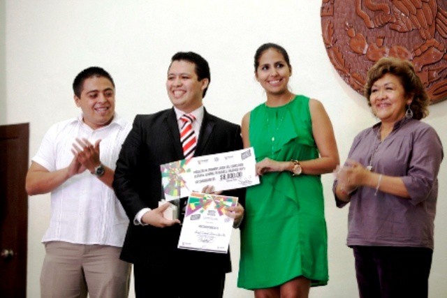 Jóvenes participan en debate político Jóvenes participan en debate político