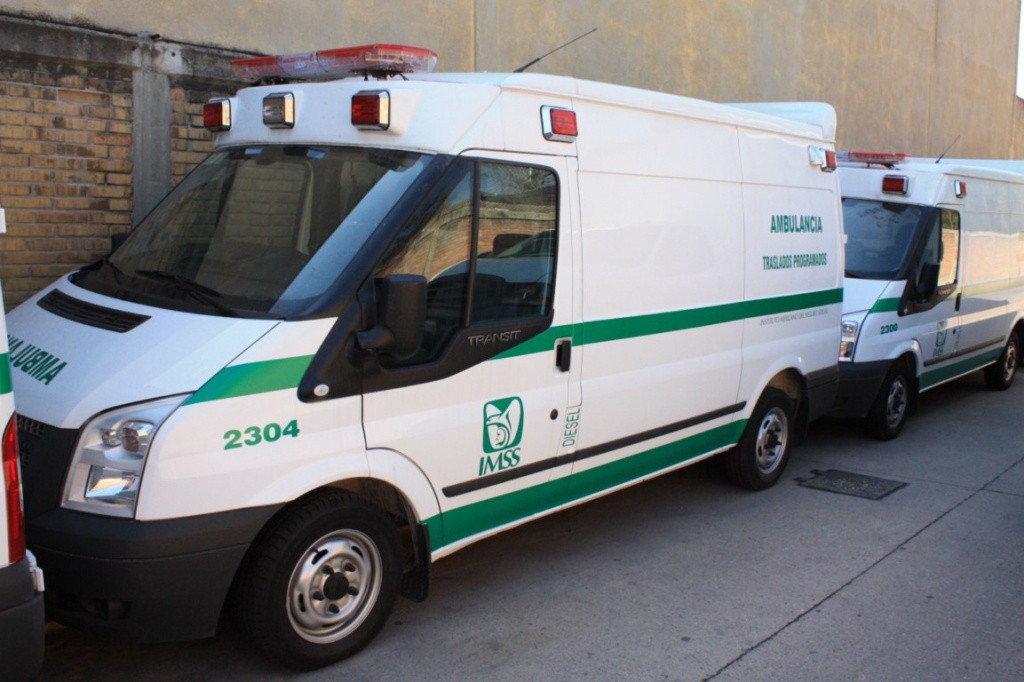 Entregan nuevas ambulancias al IMSS Entregan nuevas ambulancias al IMSS