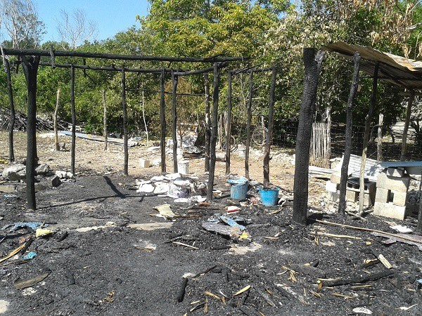 Piden apoyo porque se les que se quemó su casa, en Tizimín Piden apoyo porque se les que se quemó su casa, en Tizimín