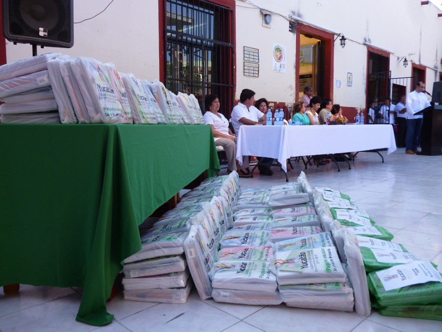 TIZIMIN: Entregan 10,420 paquetes de útiles del programa Bienestar Escolar. TIZIMIN: Entregan 10,420 paquetes de útiles del programa Bienestar Escolar.