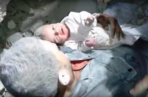 Rescatan a un bebé tras bombardeo en Siria Rescatan a un bebé tras bombardeo en Siria