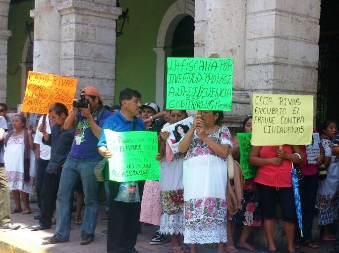 Cumplen 50 semanas de protestas por Crecicuentas Cumplen 50 semanas de protestas por Crecicuentas